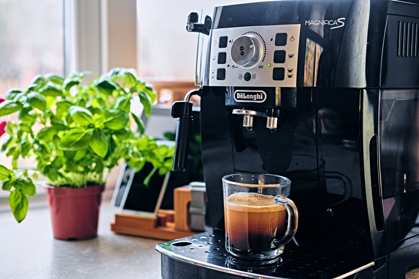 Cafeteira Maquina Delonghi Expresso Automática ECAM 22.110 B MAGNIFICA