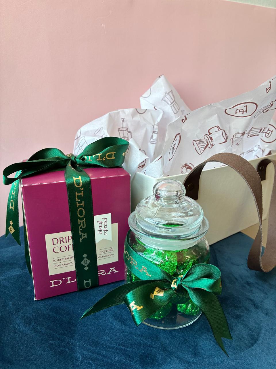 Kit Essencial sendo 1 caixa de drip coffee, 1 pote de vidro com chocolate D’Liora 80g e 1 caixa cartonada D'Liora Cafés