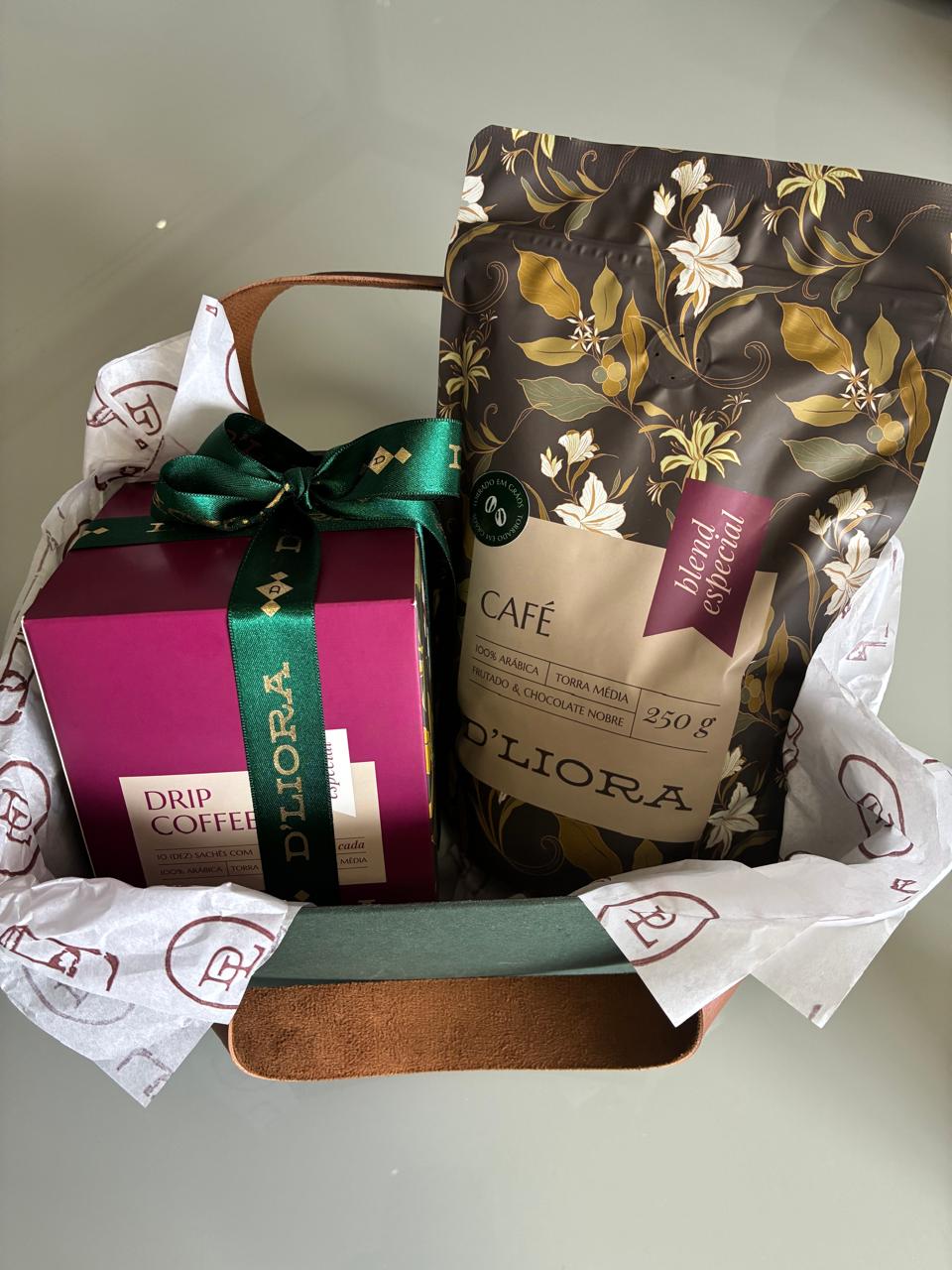 Kit 1 caixa presenteável, 1 caixa de drip coffee e 1 café em grãos 250g D'Liora Cafés