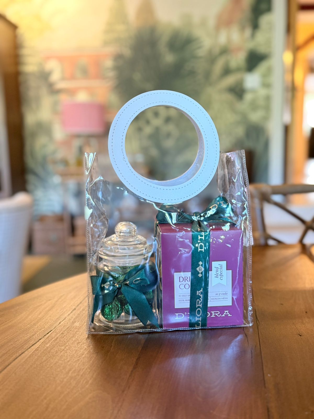Kit Essencial 2 sendo 1 caixa de drip coffee, 1 pote de vidro com chocolate D’Liora 80g e 1 sacola presenteável D'Liora Cafés