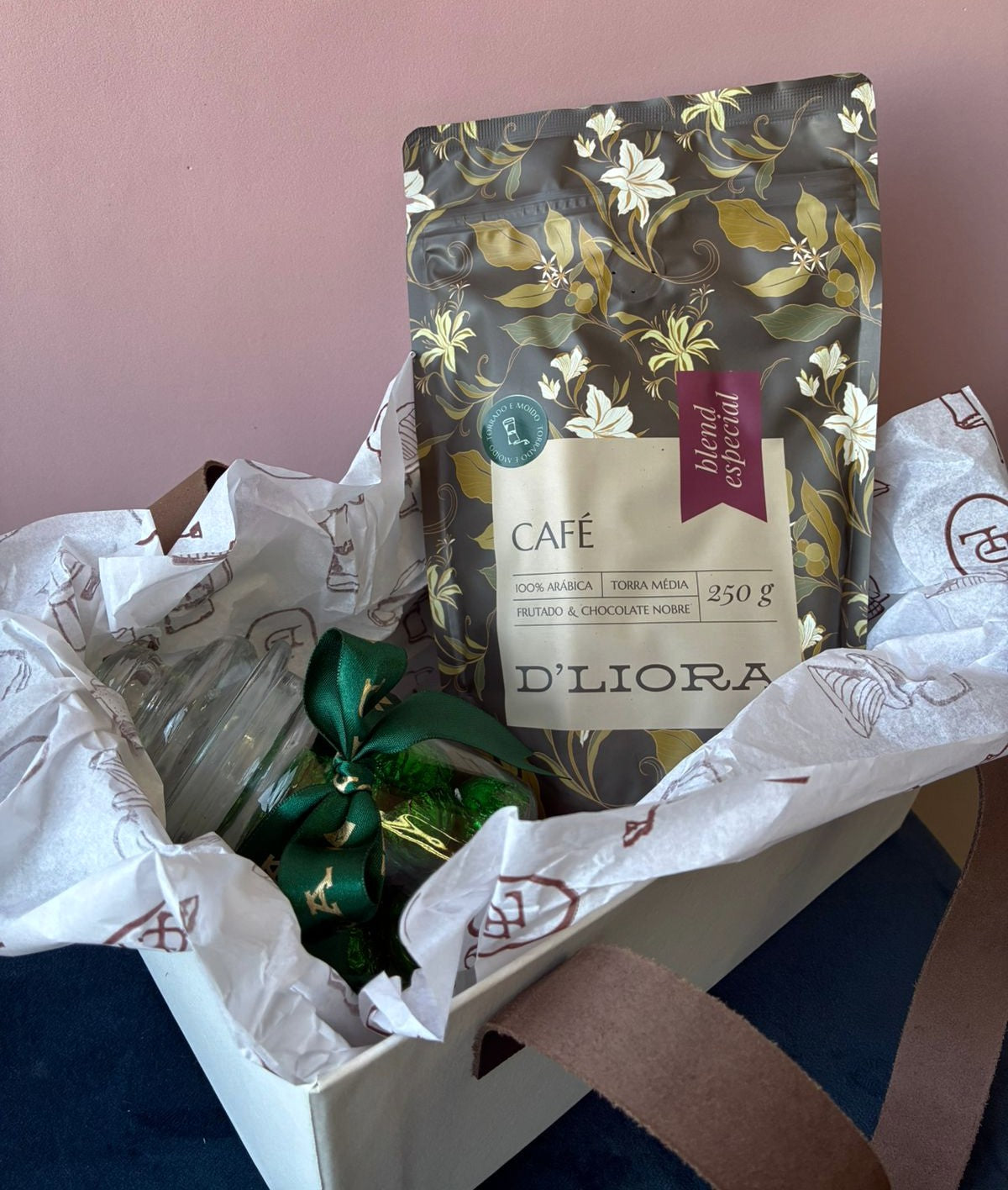 Kit Ritual 1 café moído 250g, 1 pote de vidro com chocolate 80g e 1 caixa presenteável D'Liora Cafés