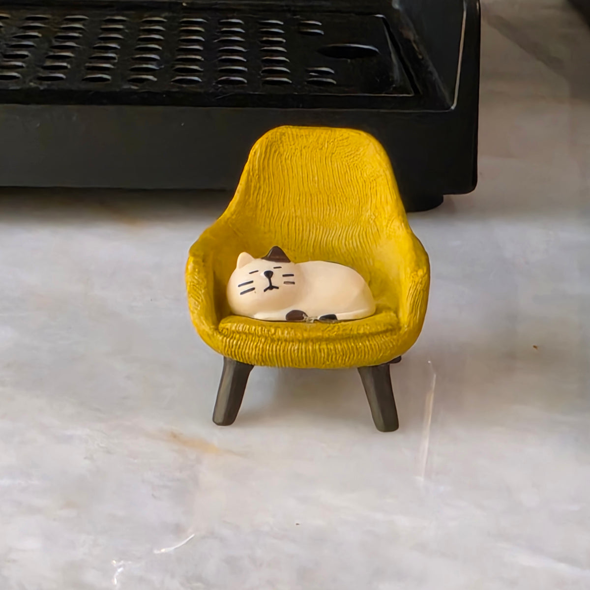 Mini placa decorativa magnética Gato na poltrona