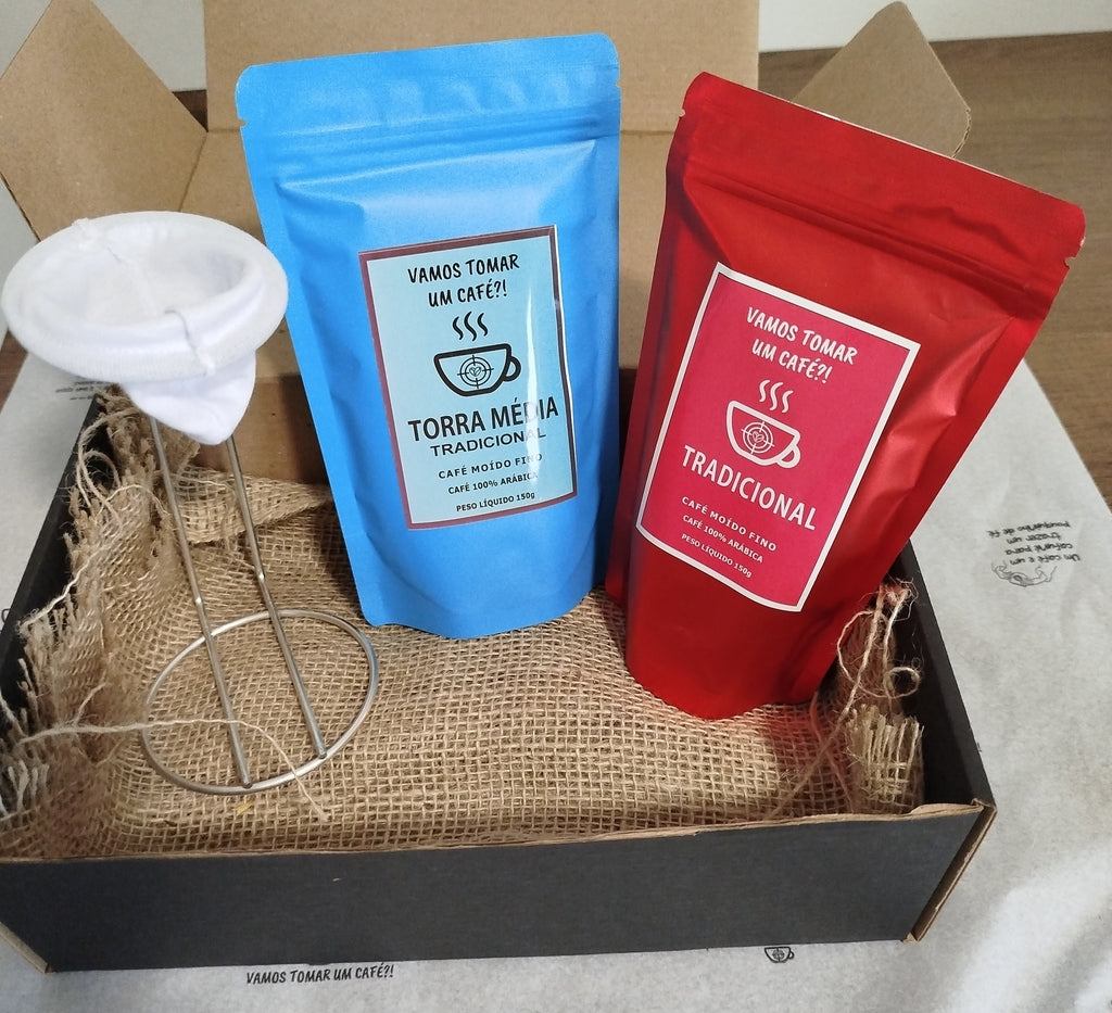 Kit 1 café torra média 150g, 1 café tradicional 150g e 1 coador de café Vamos Tomar Um Café