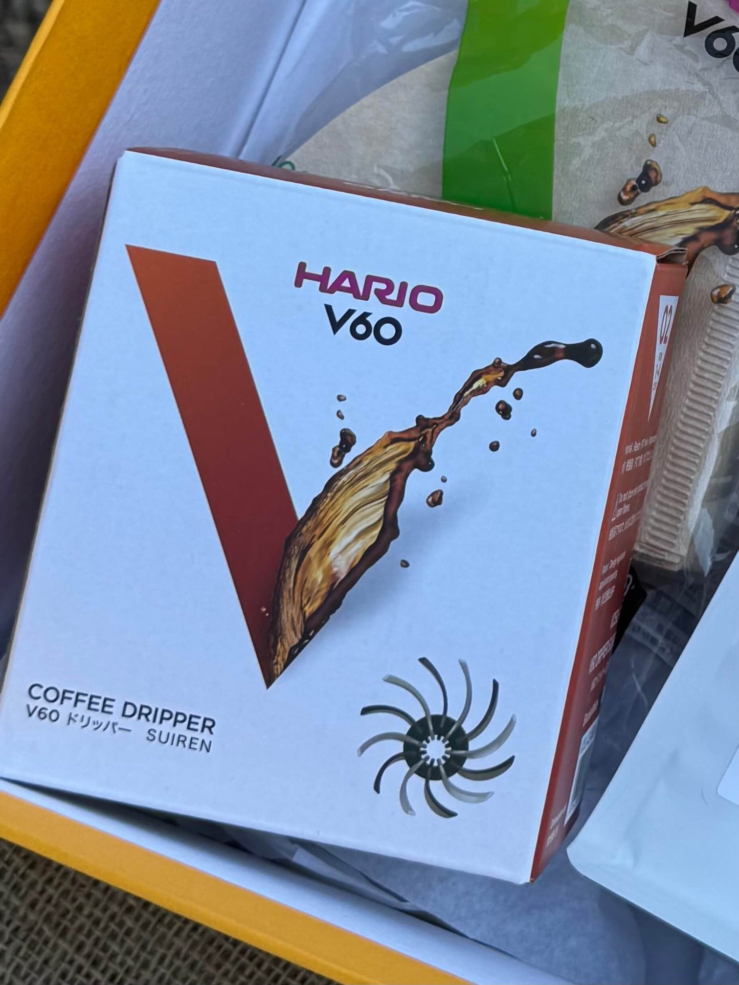 Porta filtro Hario V60 Suiren 02  Edição Limitada 2024 Preto & Branco