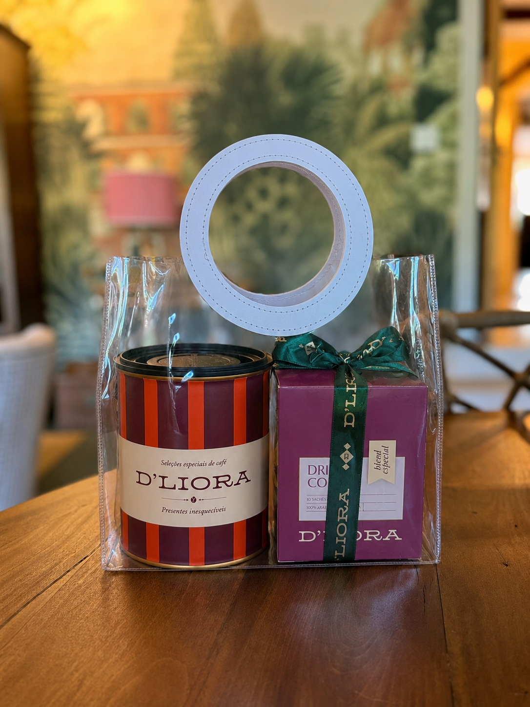 Kit Essencial composto por 1 sacola, 1 caixa de drip coffee e 1 lata chocolate 80g D'Liora Cafés