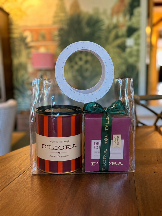 Kit Essencial composto por 1 sacola, 1 caixa de drip coffee e 1 lata chocolate 80g D'Liora Cafés