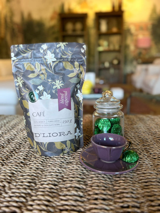 Kit Ritual 1 café moído 250g, 1 pote de vidro com chocolate 80g e 1 caixa presenteável D'Liora Cafés