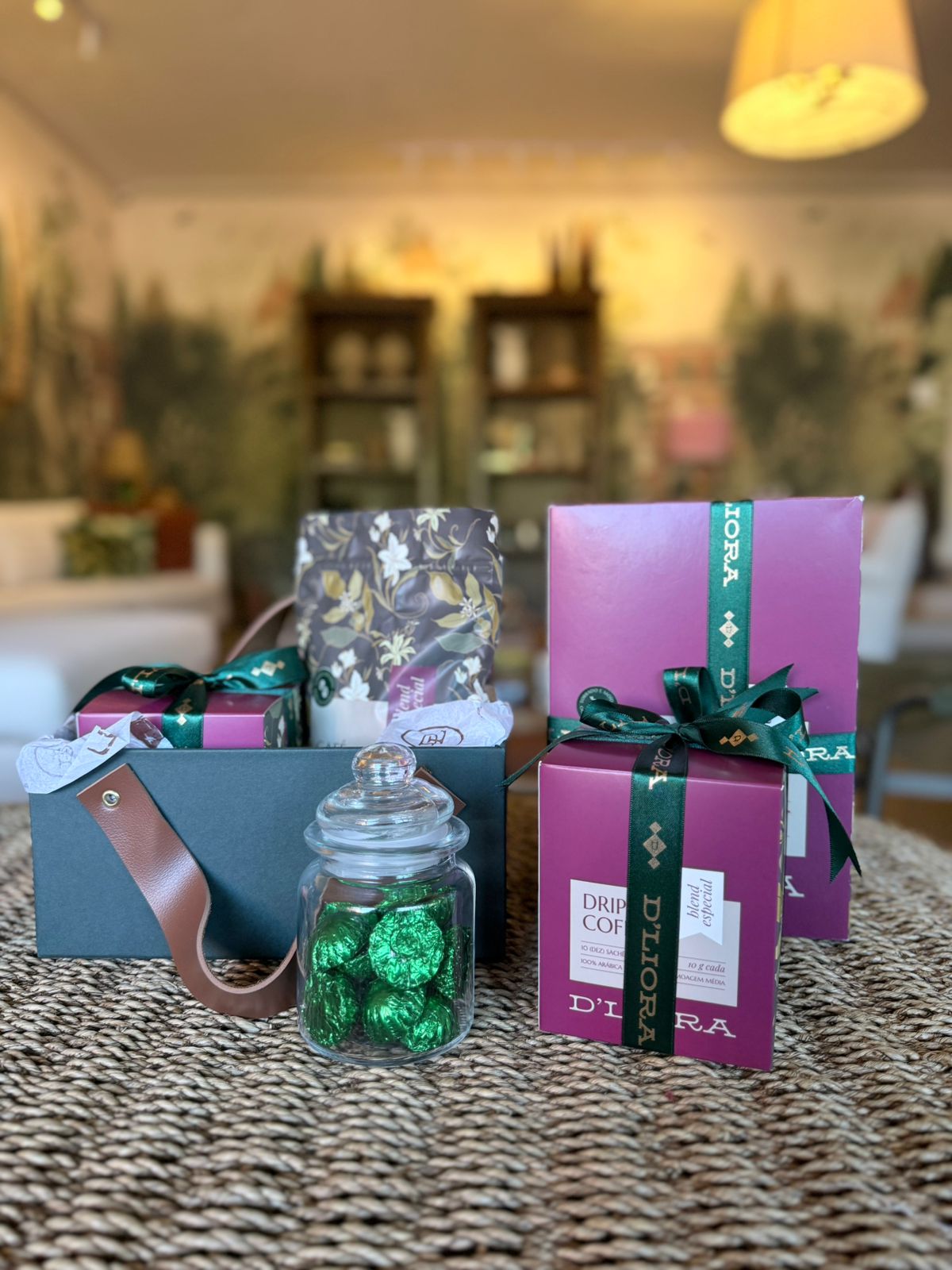 Kit surpreender 1 café moído 250g, 1 caixa de drip coffee, 1 pote de vidro com chocolate 80g e 1 caixa presenteável