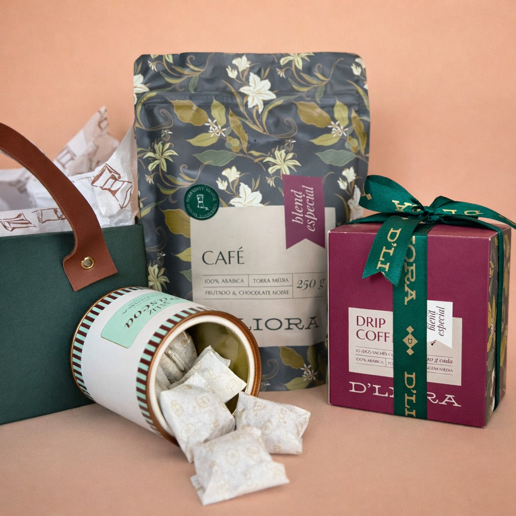 Kit Surpreender composto por 1 café moído, 1 caixa de drip coffee, 1 lata chocolate 80g e 1 caixa presenteável D'Liora Cafés
