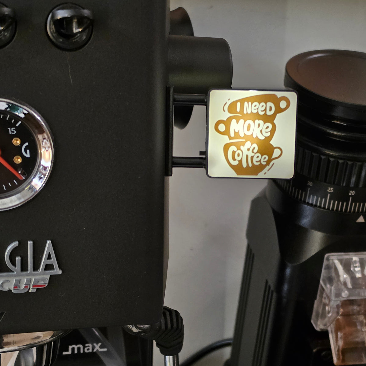 Mini placa decorativa magnética I Need More Coffee
