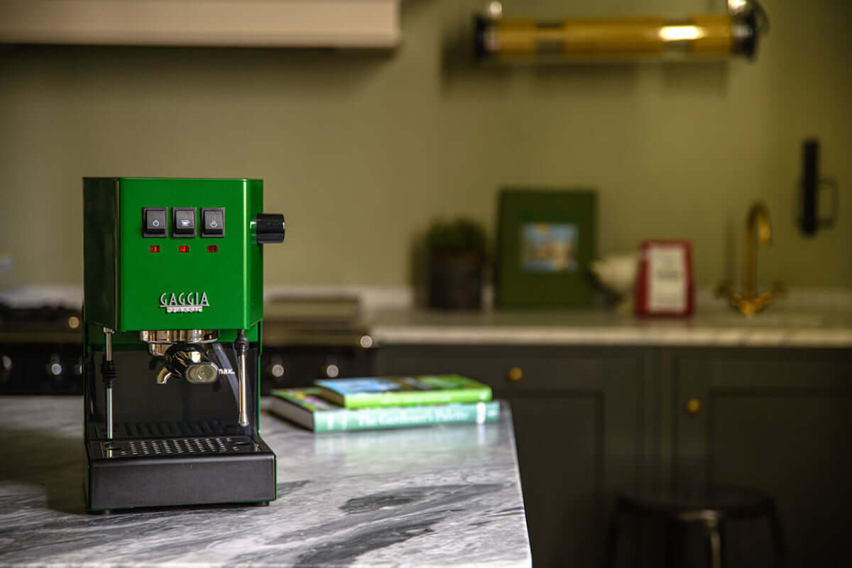 Kit Cafeteira Gaggia Classic E24 com Moedor Café elétrico La Bravia DavVero 51 níveis de moagem